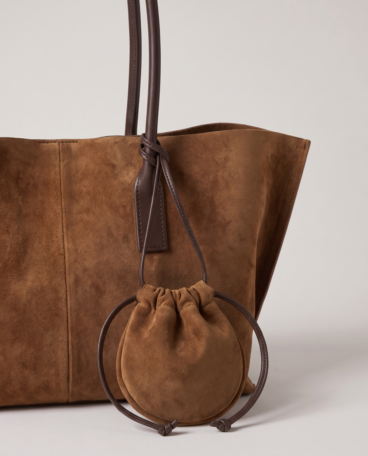 Noce tote in brown, hardware and leather detail