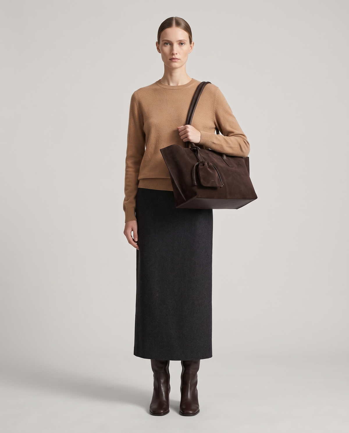 Model with the Noce tote in chocolate, full length