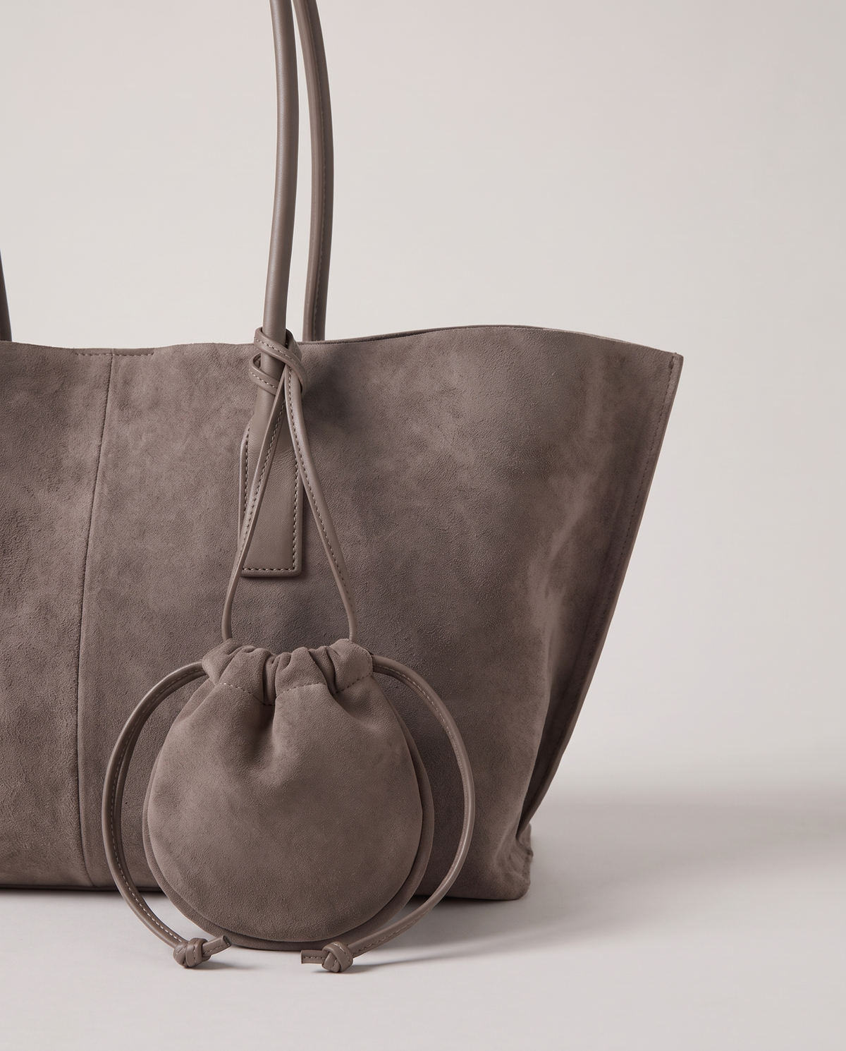 Noce tote in grey, hardware and leather detail
