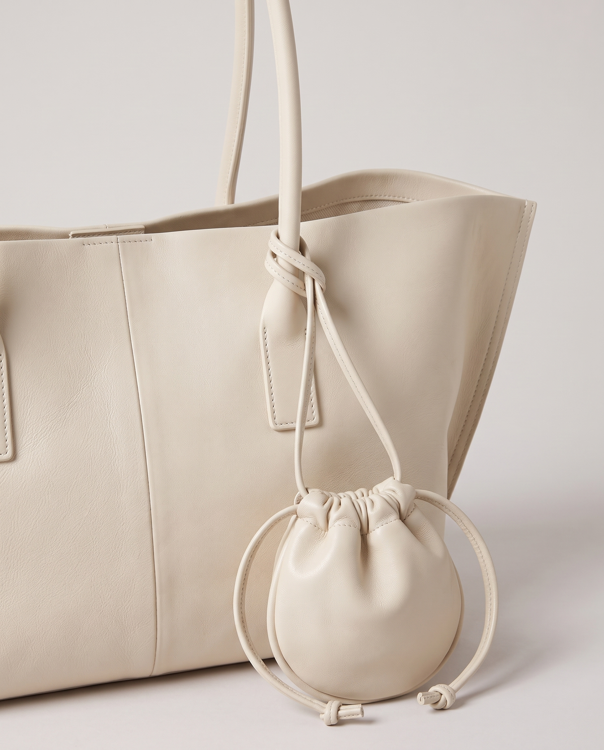 Noce tote in ivory, hardware and leather detail