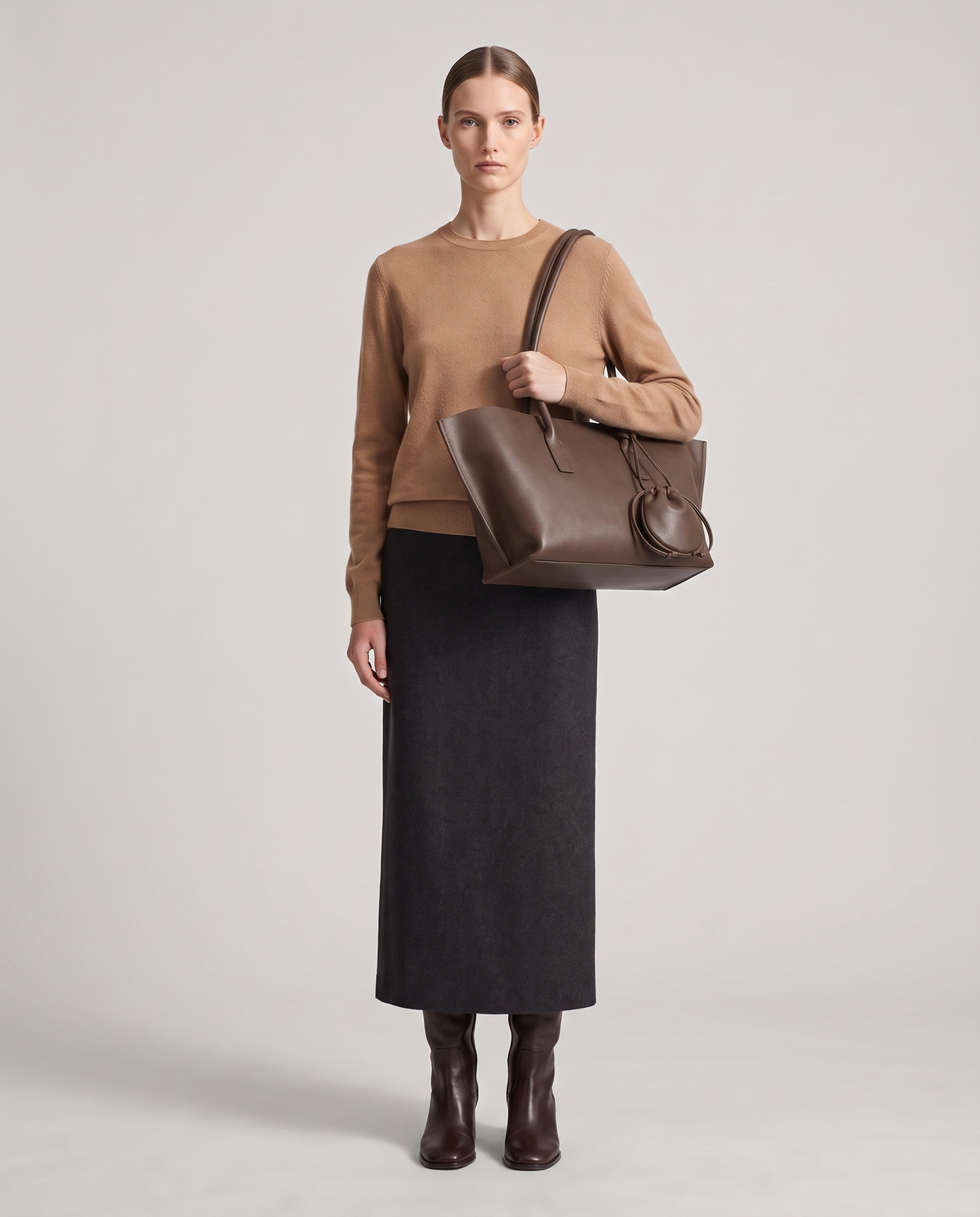 Model with the Noce tote in mocha, full length