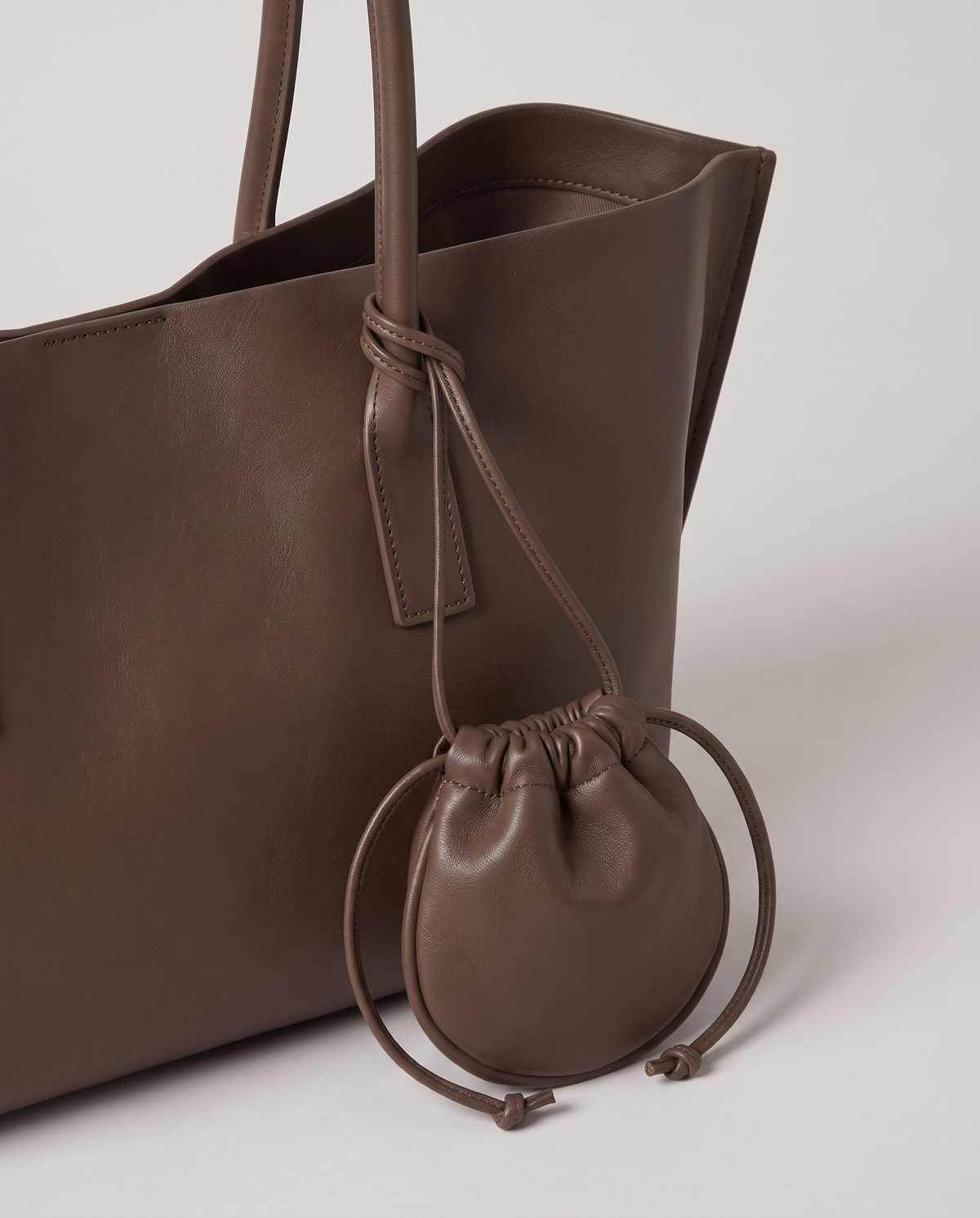 Noce tote in mocha, hardware and leather detail