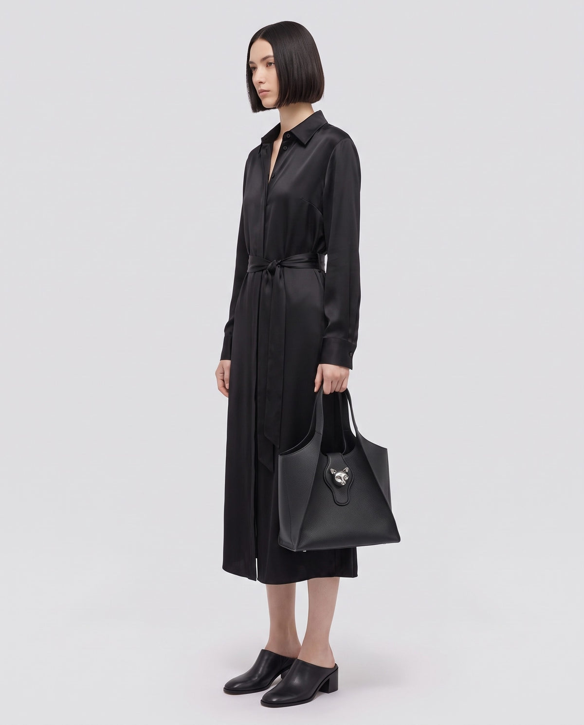 Onda leather tote in Black – model carrying it