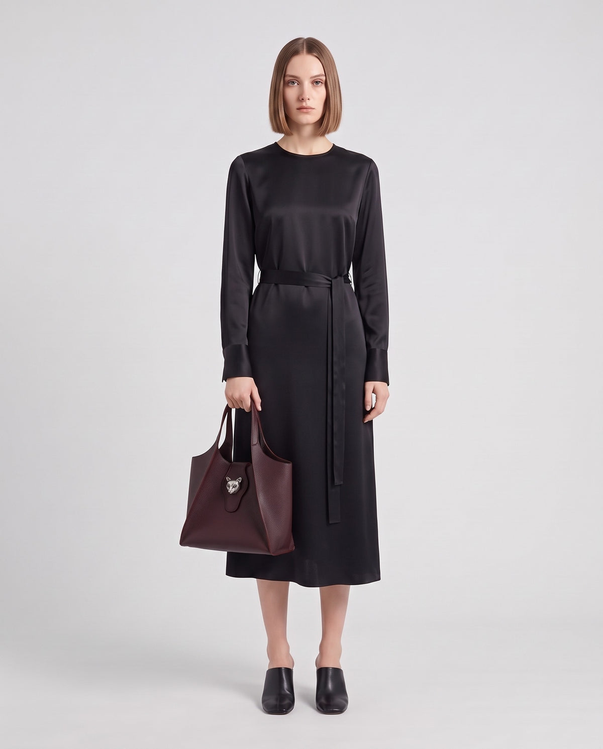 Onda leather tote in Burgundy – model holding it, full length