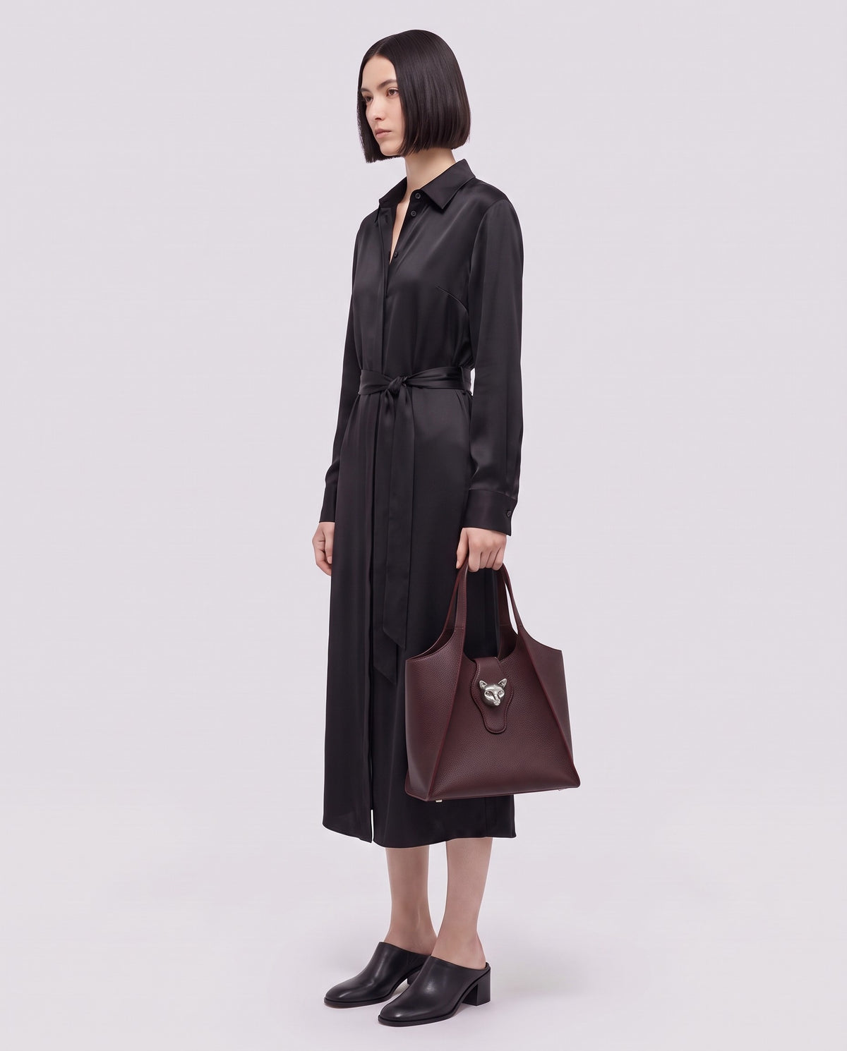 Onda leather tote in Burgundy – model carrying it
