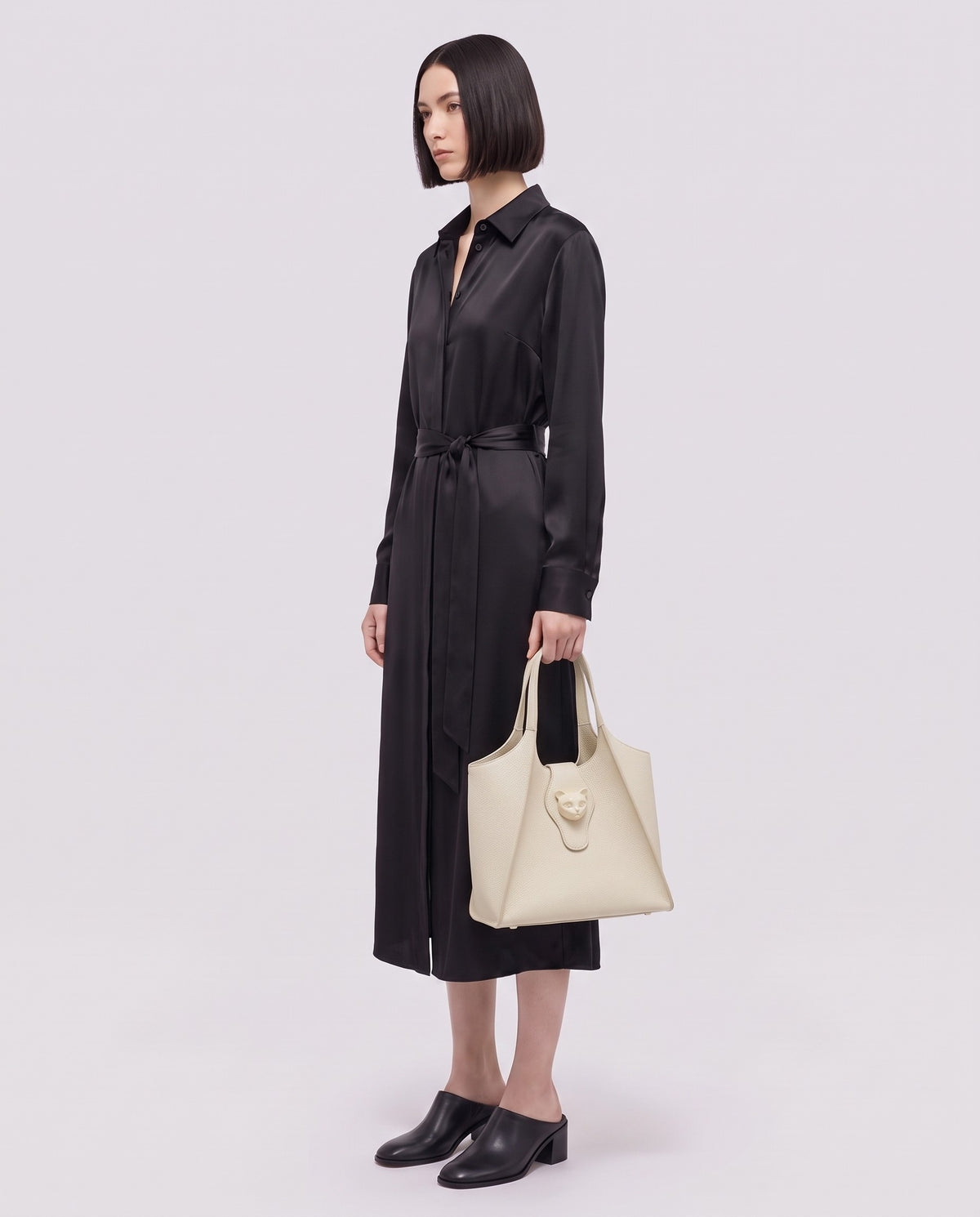 Onda leather tote in Ivory – model carrying it