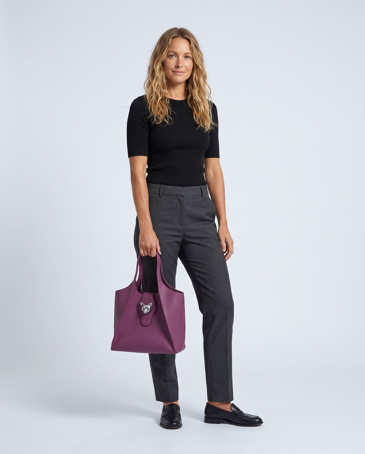 Model carrying the Onda leather tote in Purple – full length