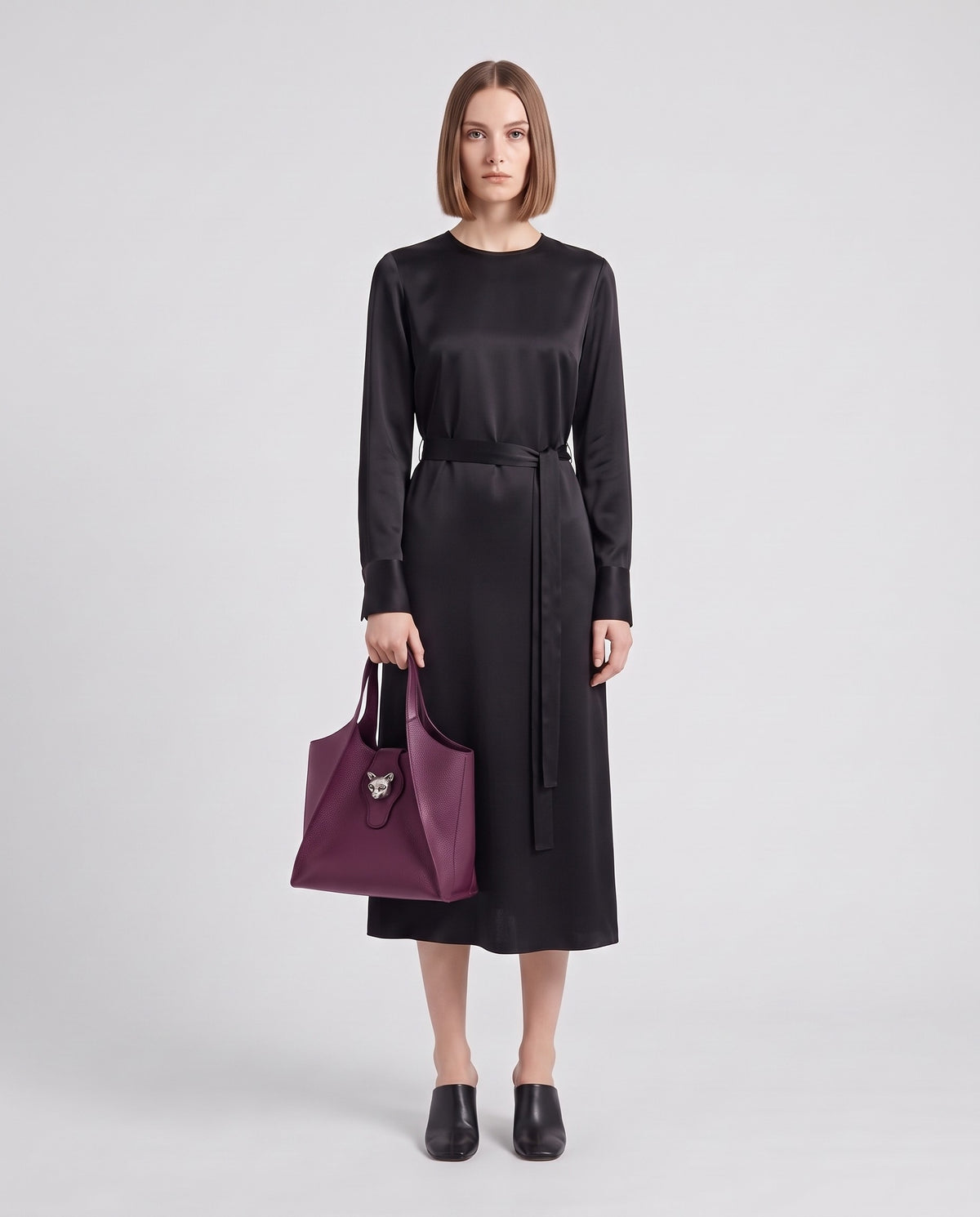 Onda leather tote in Purple – model holding it, full length