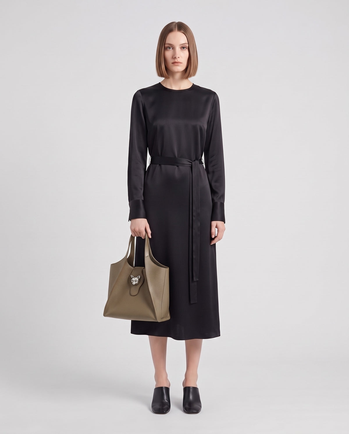 Onda leather tote in Taupe – model holding it, full length
