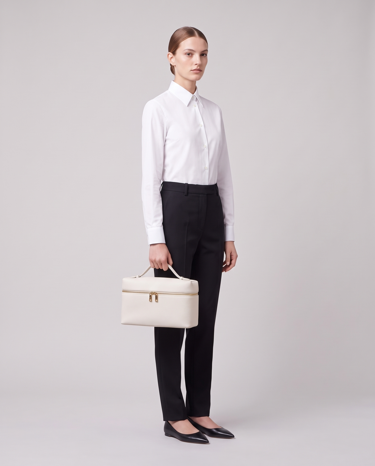 Model holding the Orvieto vanity case in Black – full-length view