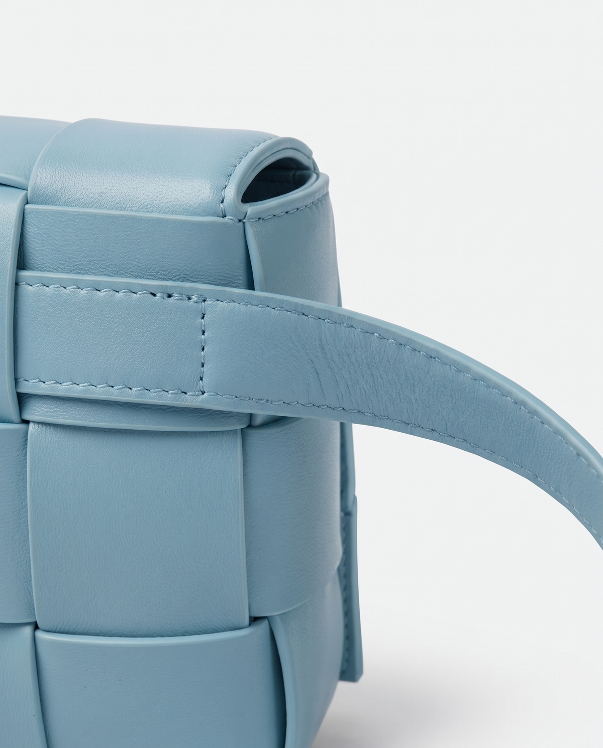 Cassette padded woven leather belt bag in Blue – close-up of the strap attachment