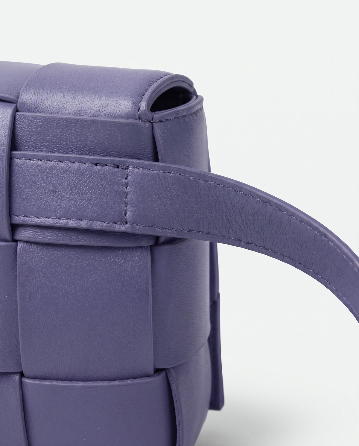 Cassette padded woven leather belt bag in Purple – close-up of the strap attachment