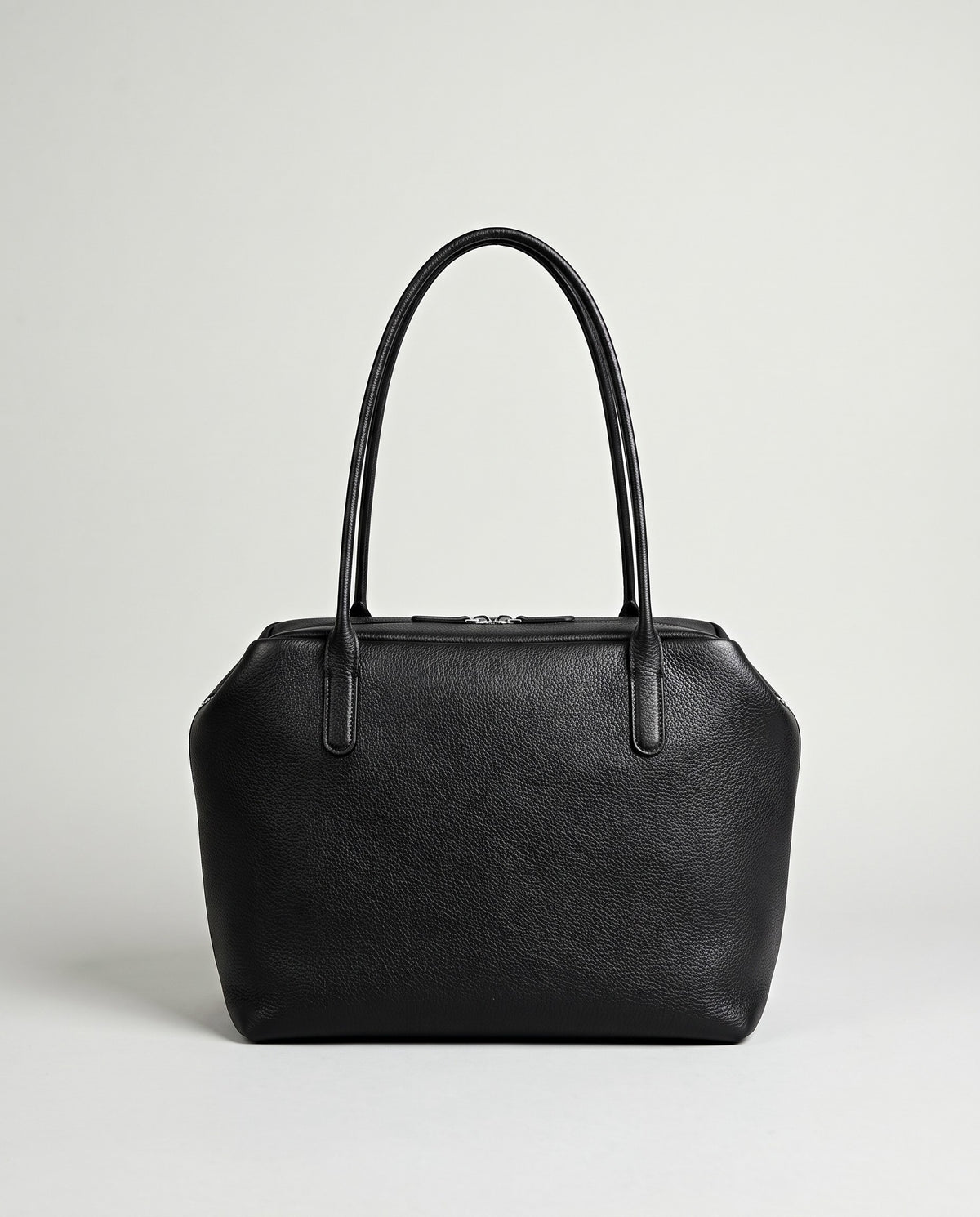 Pavia leather tote in Black – front view