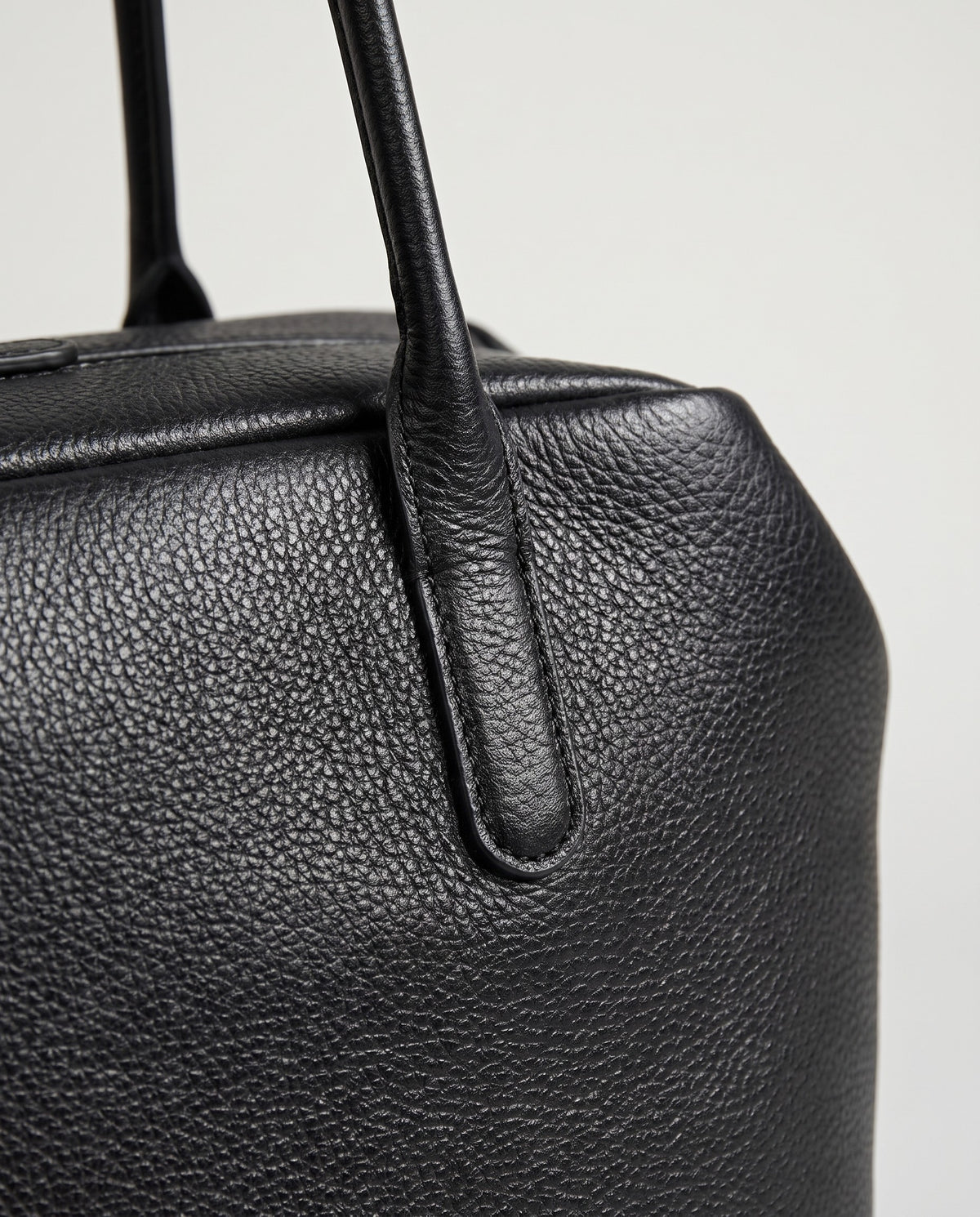 Pavia leather tote in Black – close-up of the leather and stitching