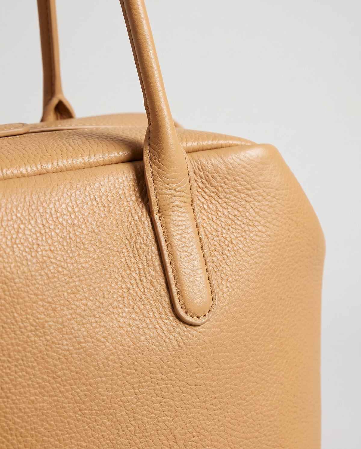 Pavia leather tote in Camel – close-up of the leather and stitching