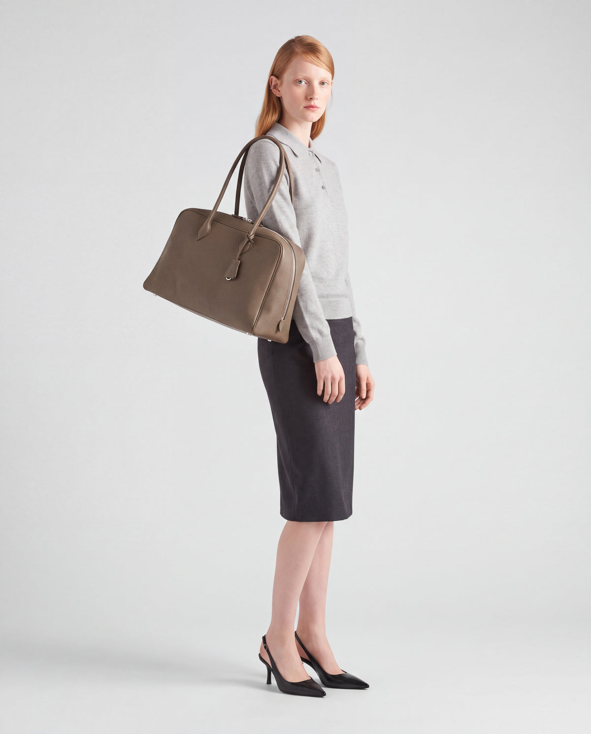 Pillow bag in Taupe – worn by model, full length