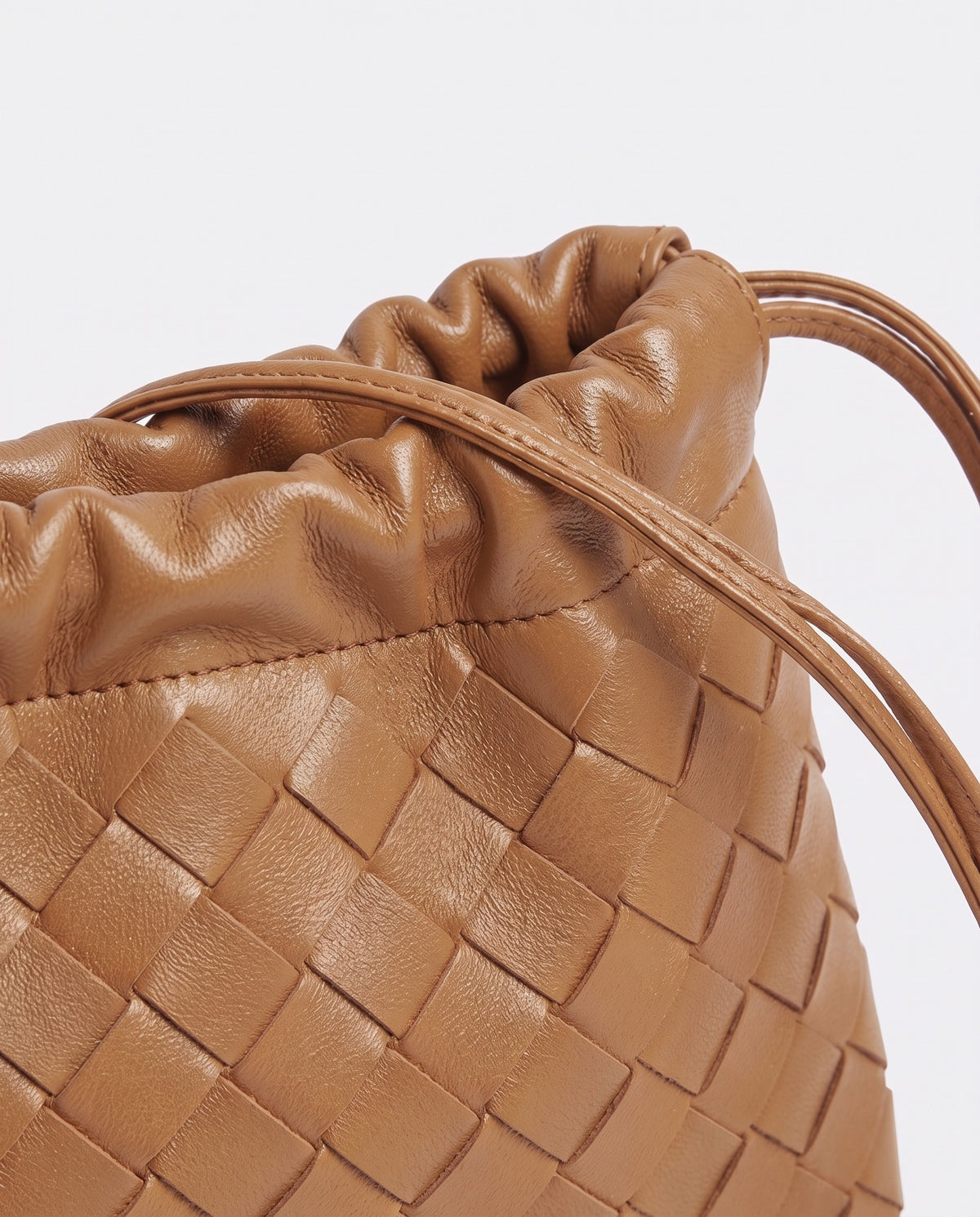 Serata woven leather clutch in Camel – drawstring detail