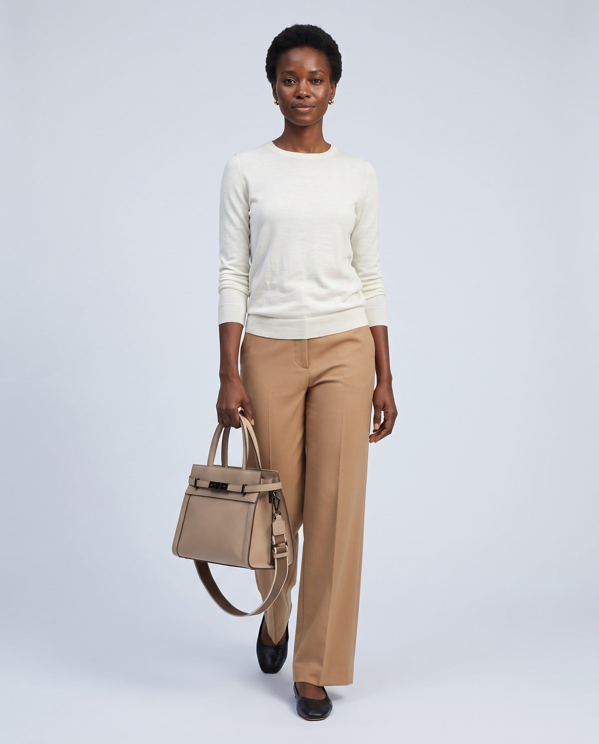 Model carrying the Taormina leather bag in Beige – full length