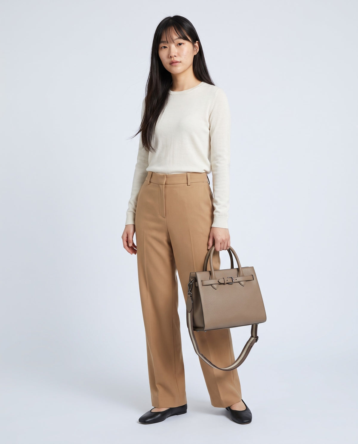 Model carrying the Taormina leather bag in Taupe – full length