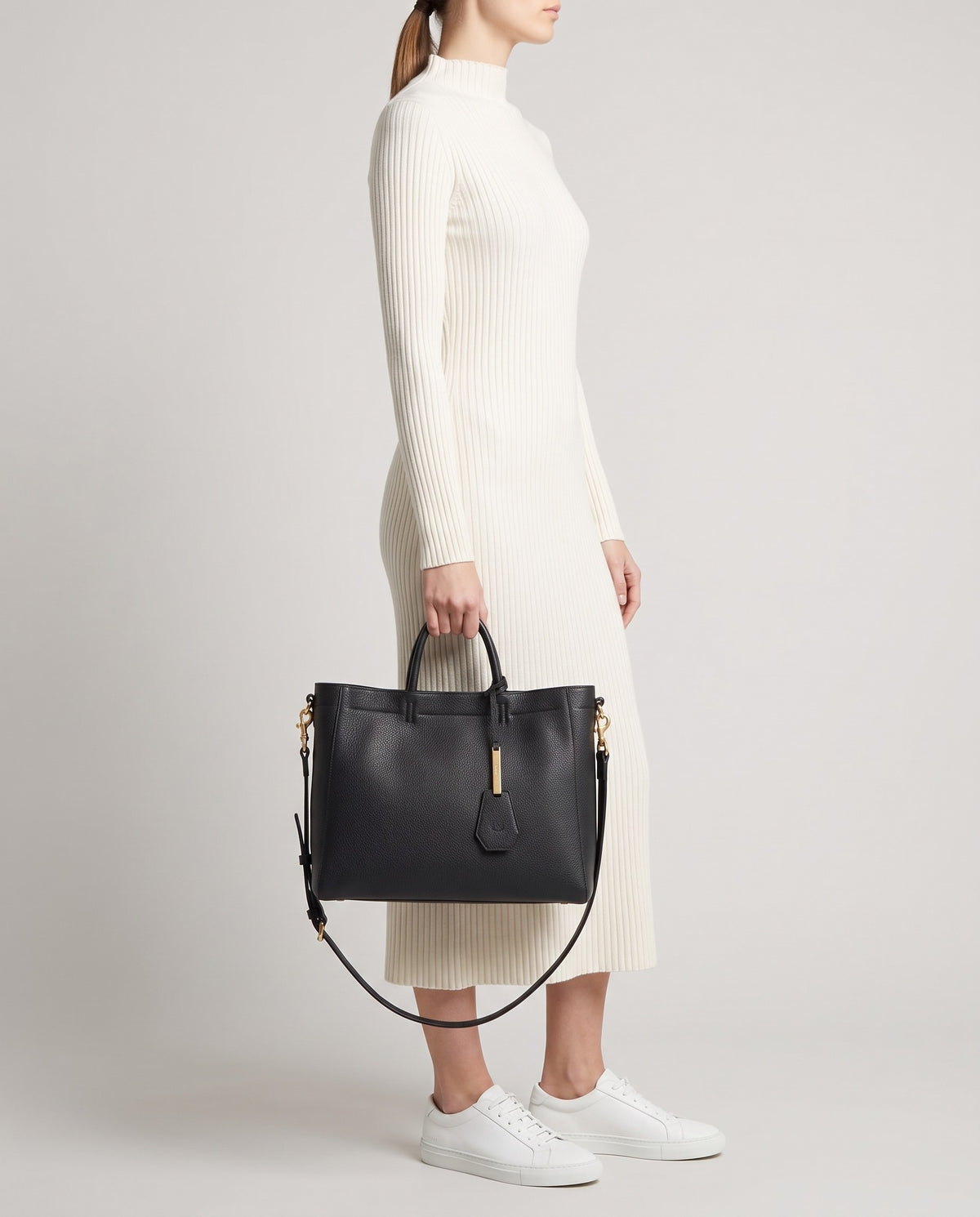Torre Large leather tote in Black – model carrying it