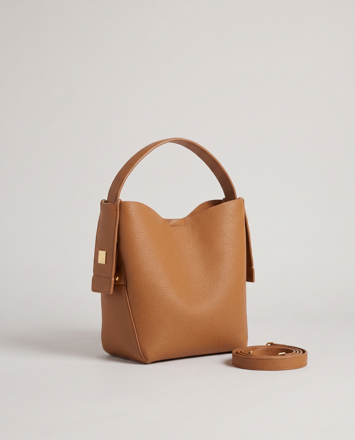 Transit leather bucket bag in Caramel – three-quarter view