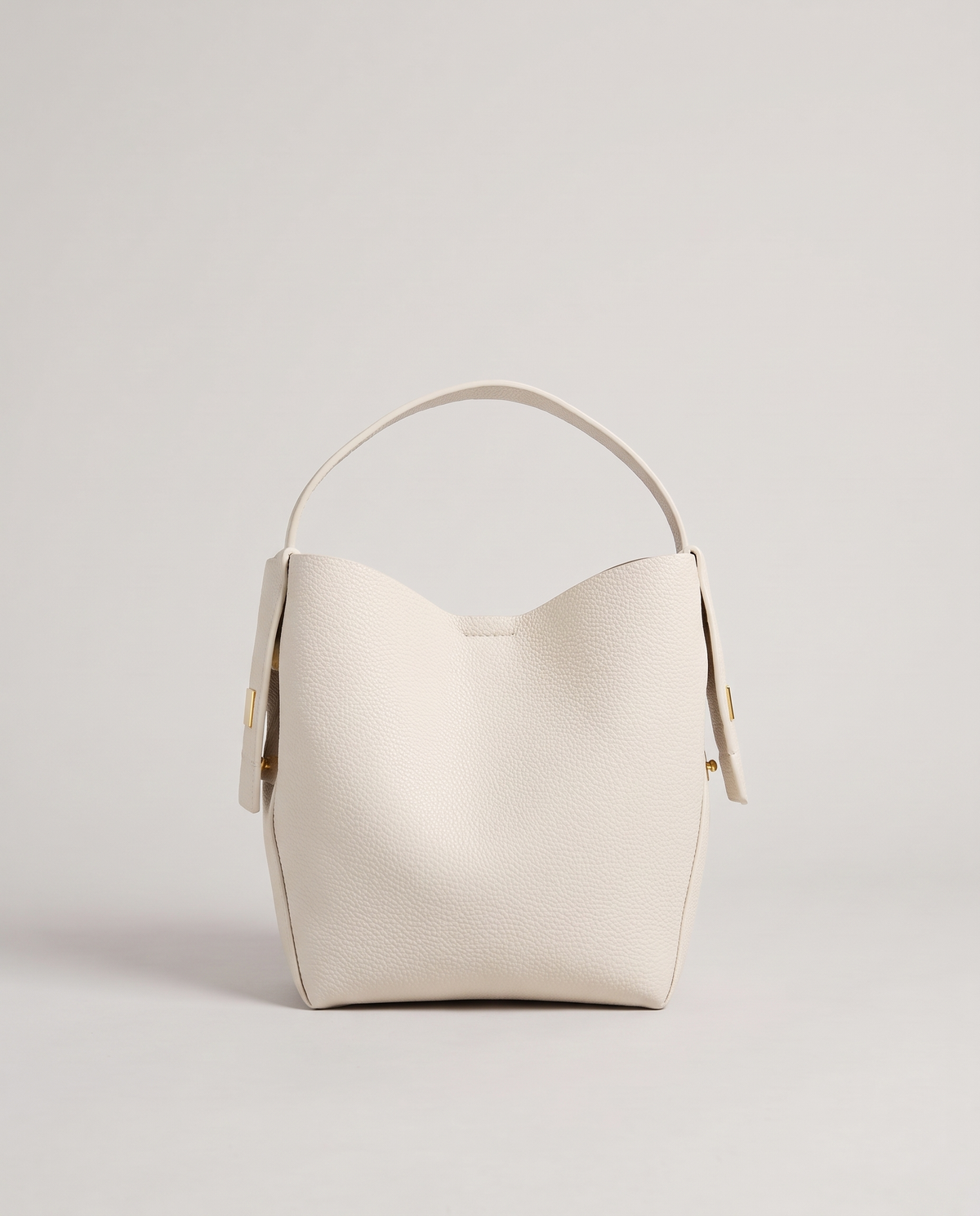 Transit leather bucket bag in Chalk – front view