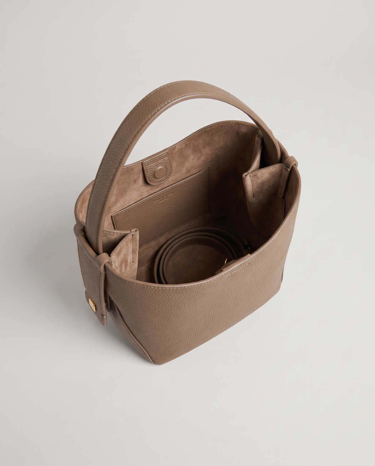 Transit leather bucket bag in Taupe – view from above into the lined interior