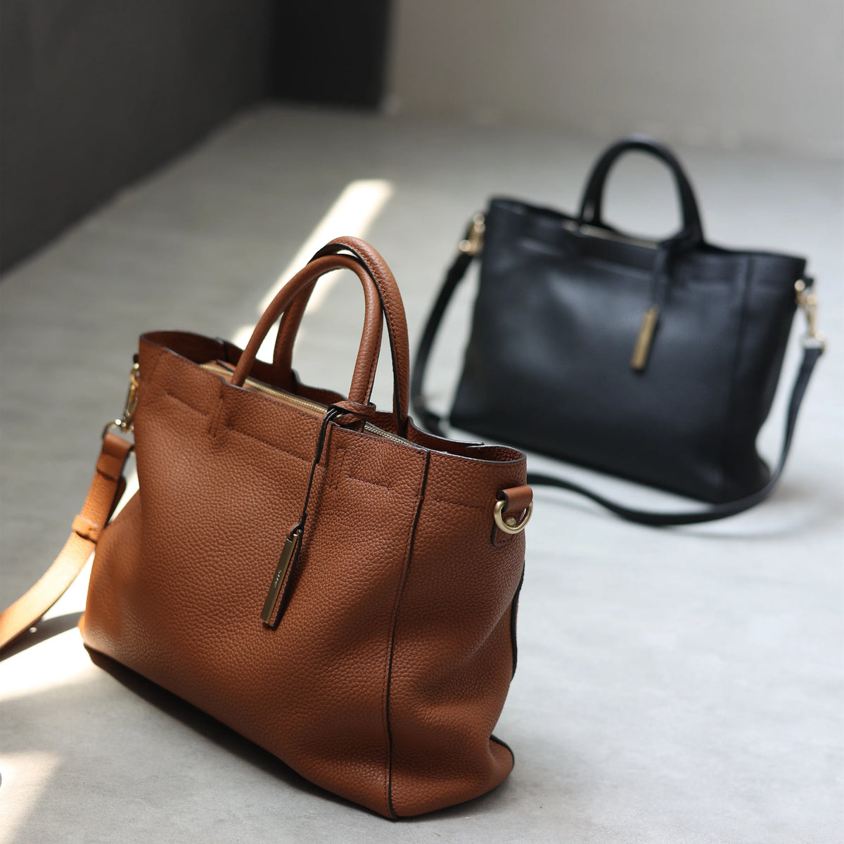 Valentina Torre Small crossbody bag in Elephant Grey, detail