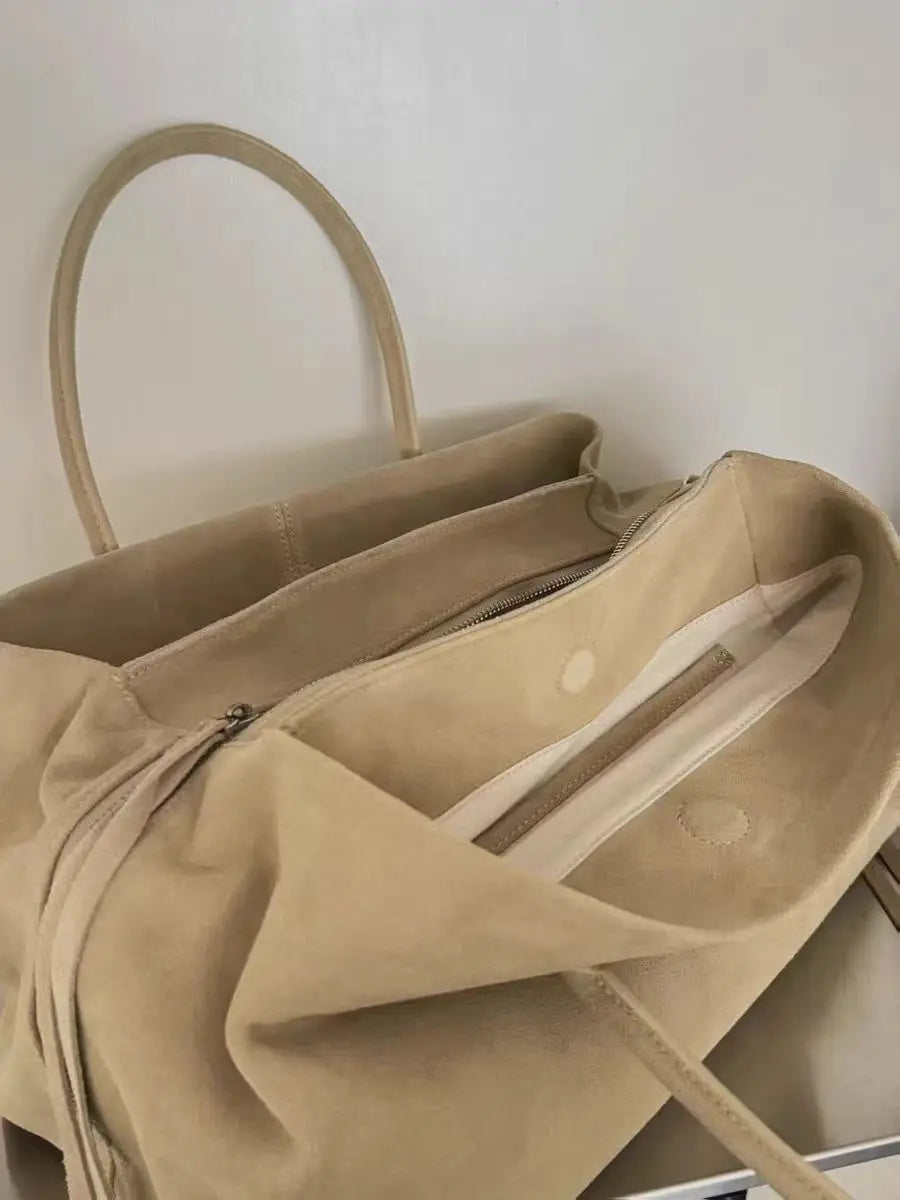 Valentina Cala tote in Black, worn