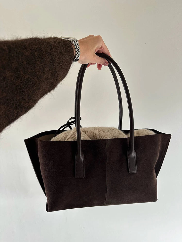 Valentina Noce tote in Black, detail