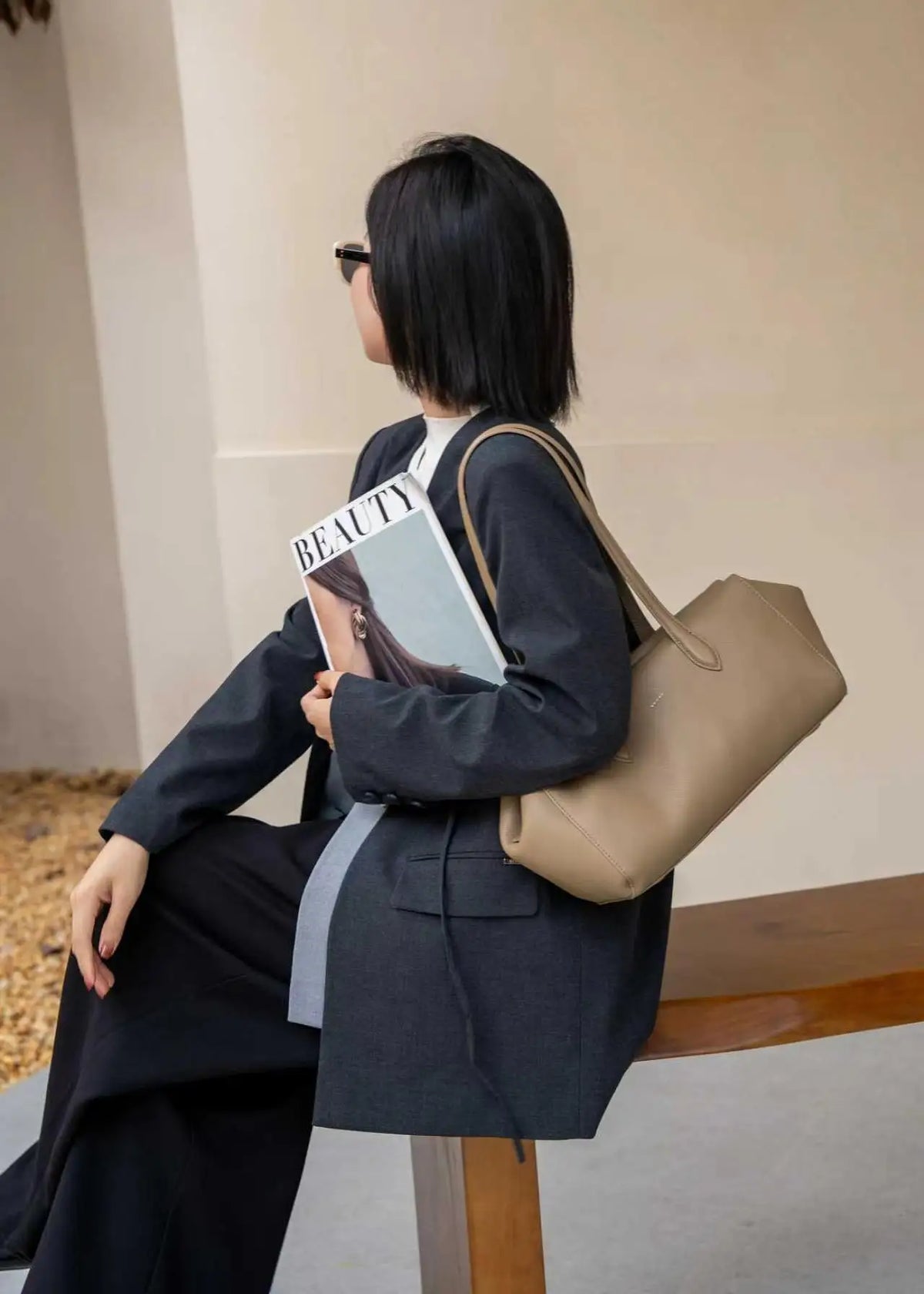 Valentina Lira tote in Black, back view
