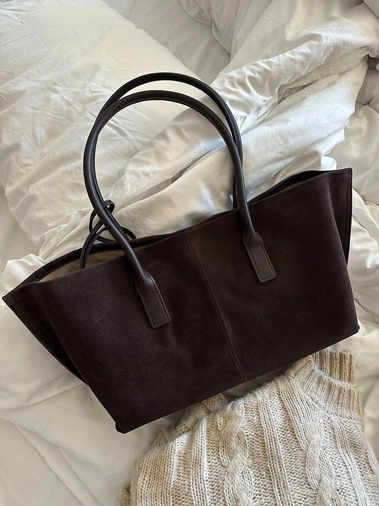 Valentina Noce tote in Black, back view
