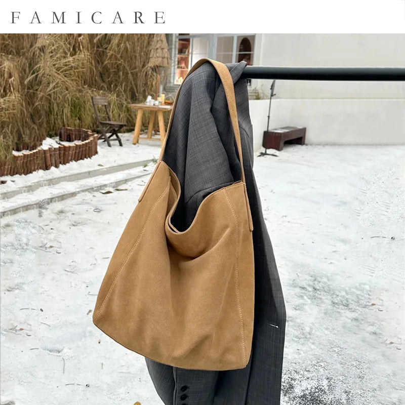Valentina Fiato bucket bag in Coffee, worn