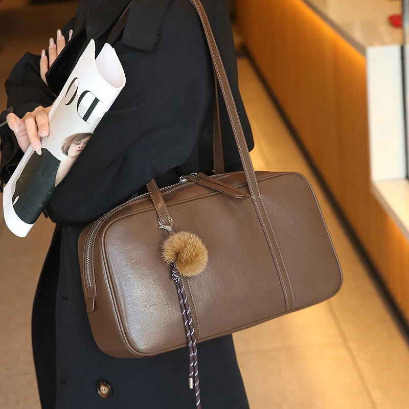 Valentina Mila bowling bag in Black, detail