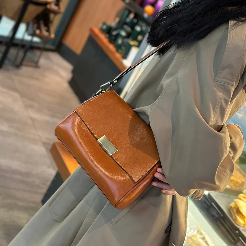 Valentina Cedro crossbody bag in Coffee, detail