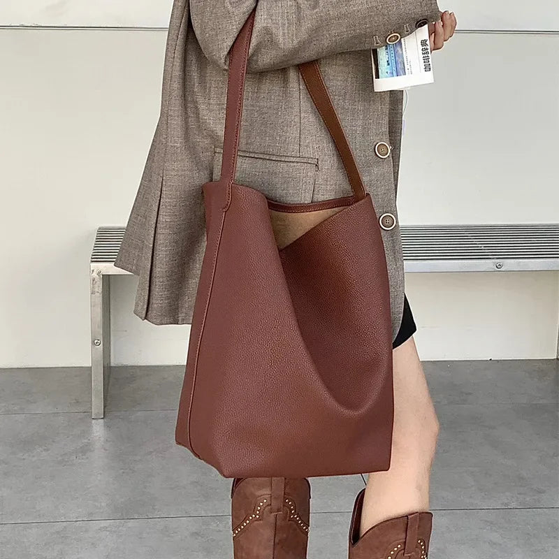 Valentina Tela Small bucket bag in Brick