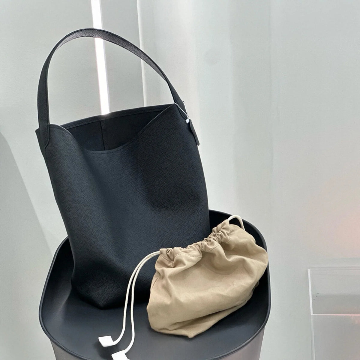 Valentina Aria Large bucket bag in Black