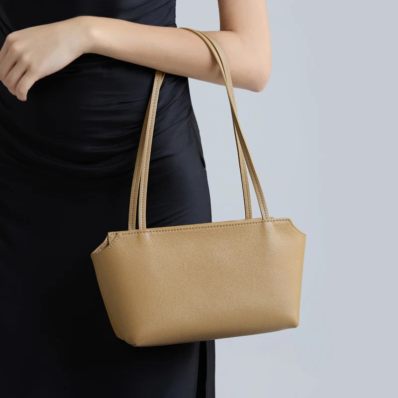 Valentina Capri tote in Black, front view