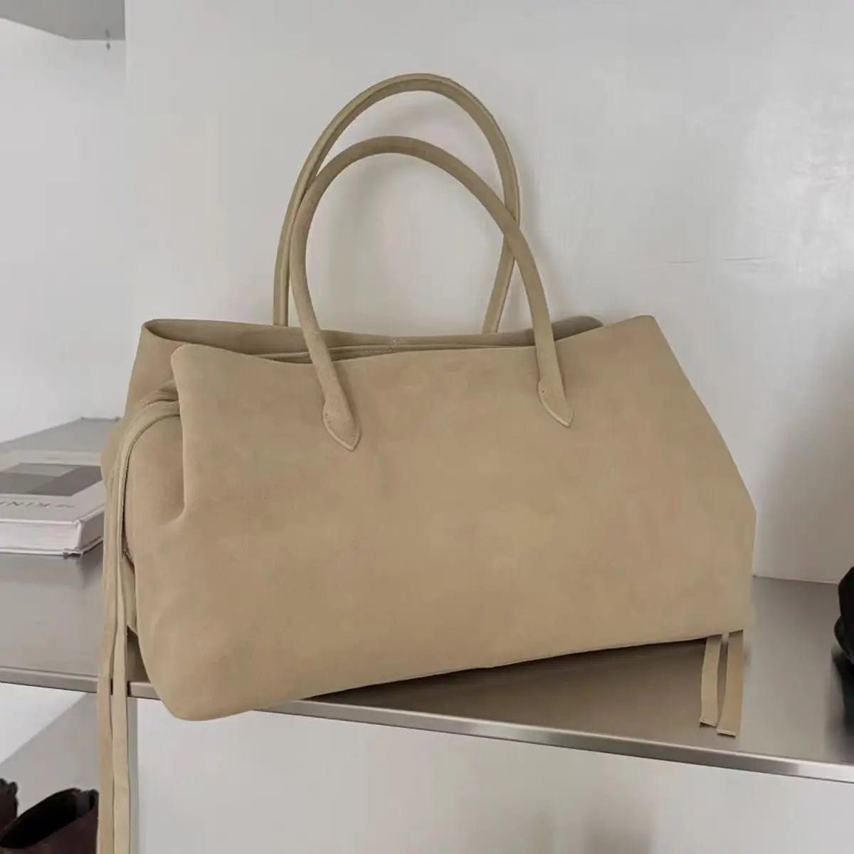 Valentina Cala tote in Black, side view