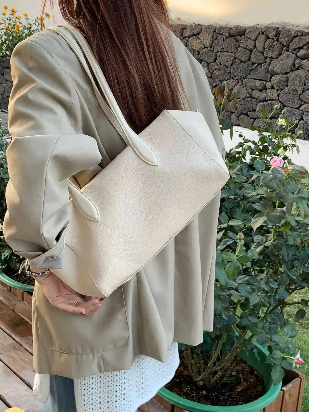 Valentina Cortina tote in Coffee, worn