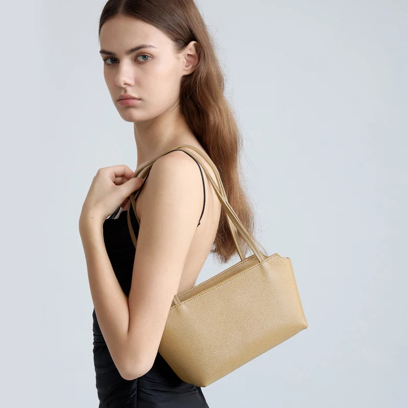 Valentina Capri tote in Black, side view