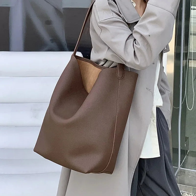 Valentina Tela Large bucket bag in Coffee