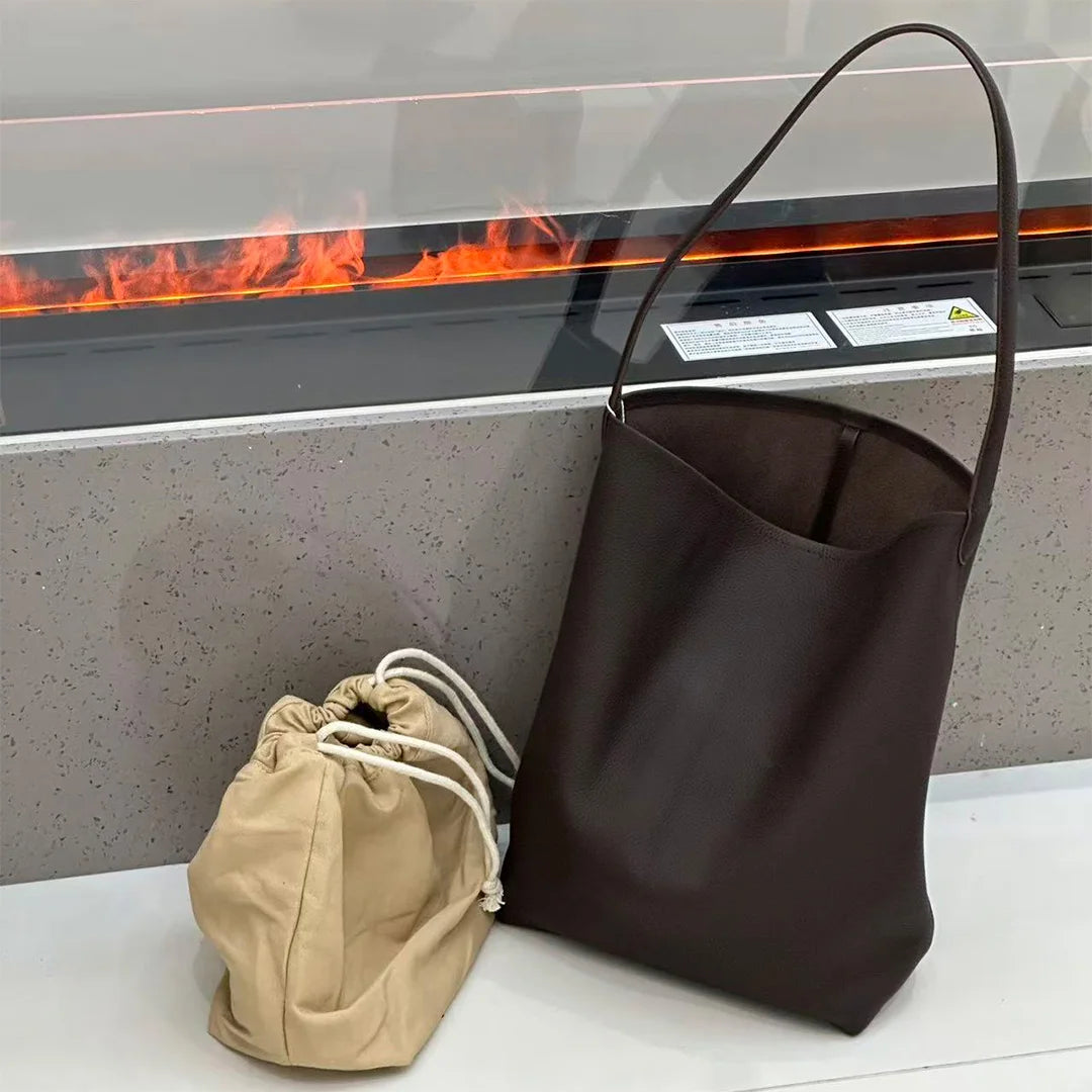 Valentina Aria Large bucket bag in Ebony