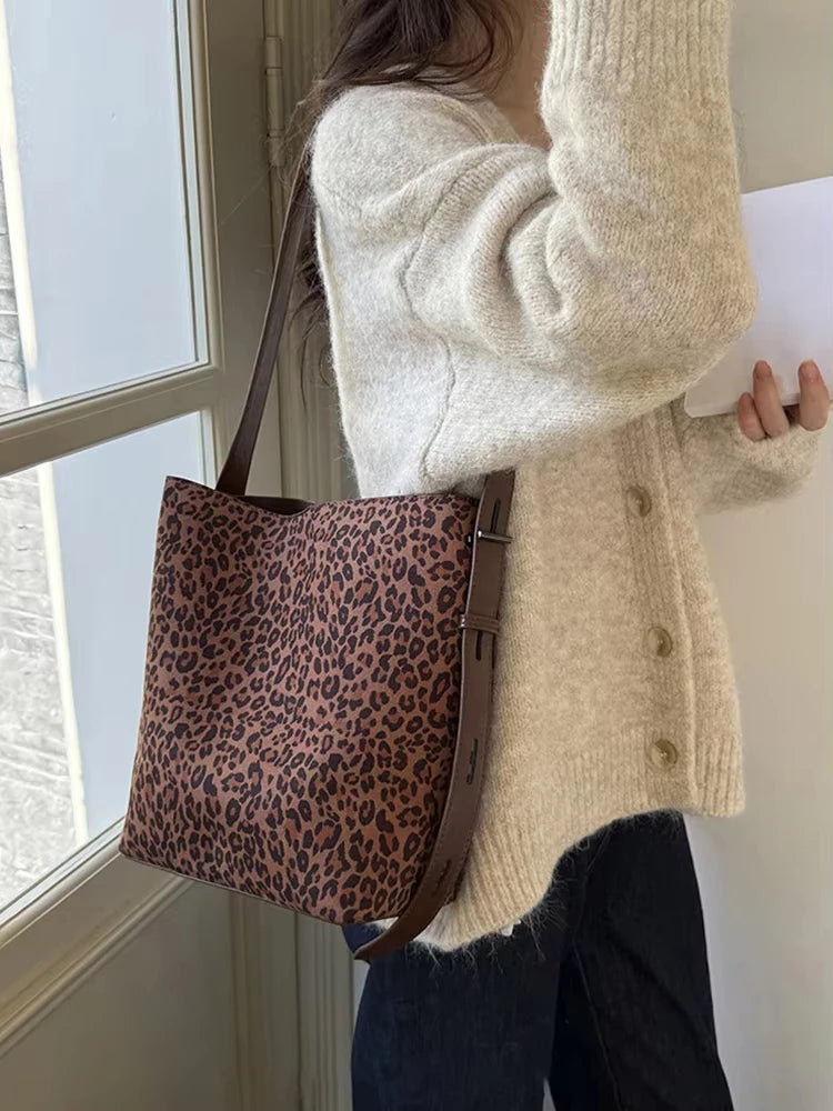 Valentina Bari tote in Chocolate, detail