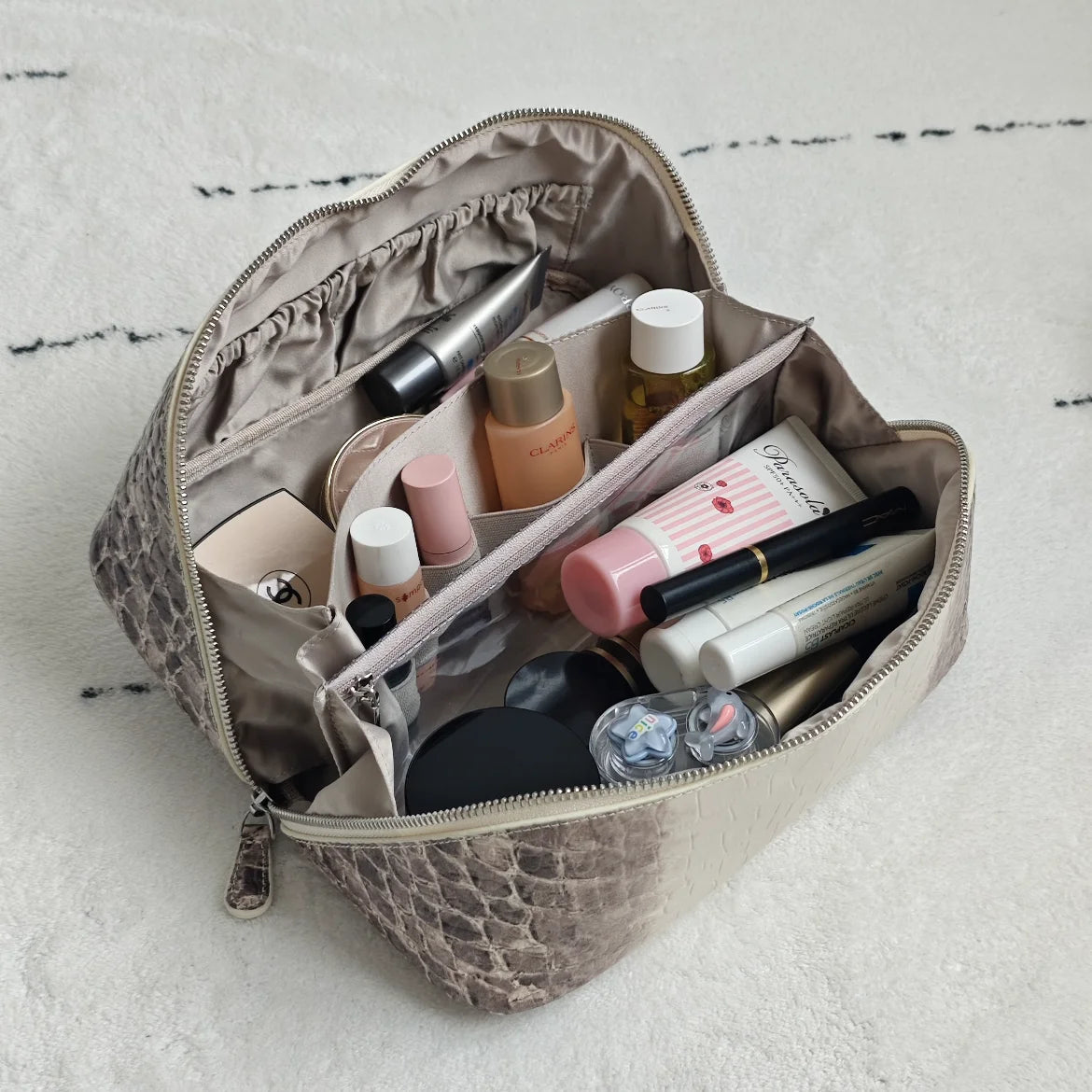Valentina Varenna Small vanity case in Light Grey, detail