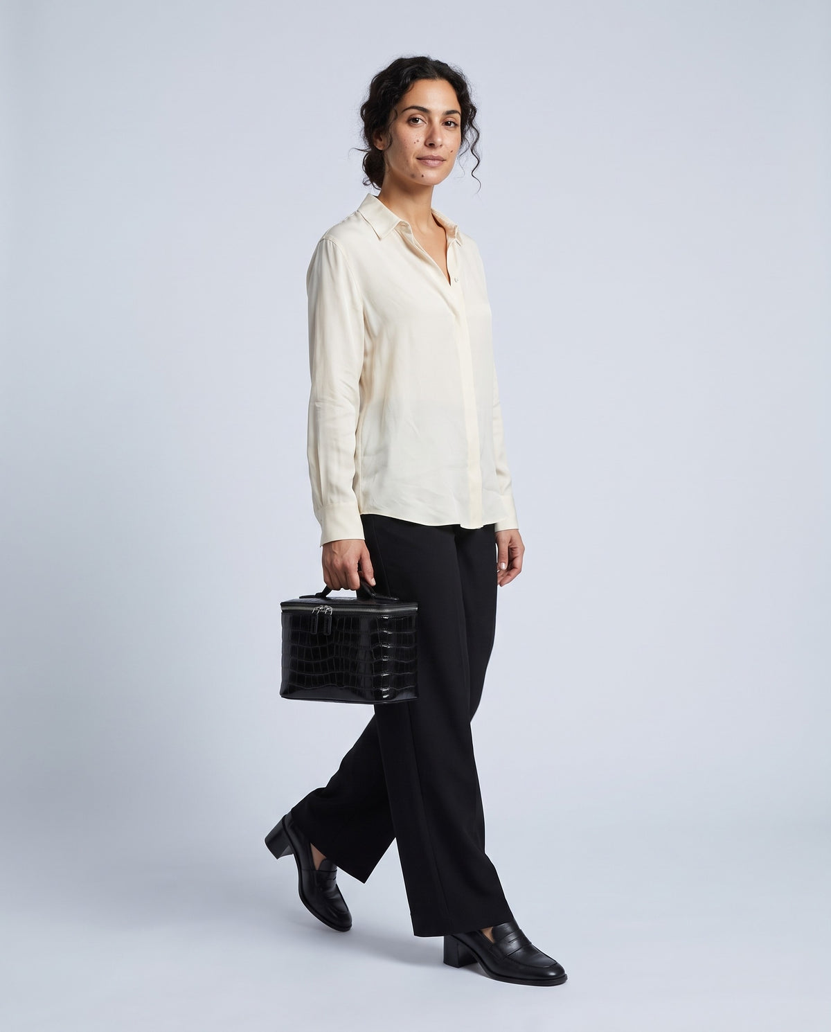 Model holding the Bellagio vanity case in Black – full-length view