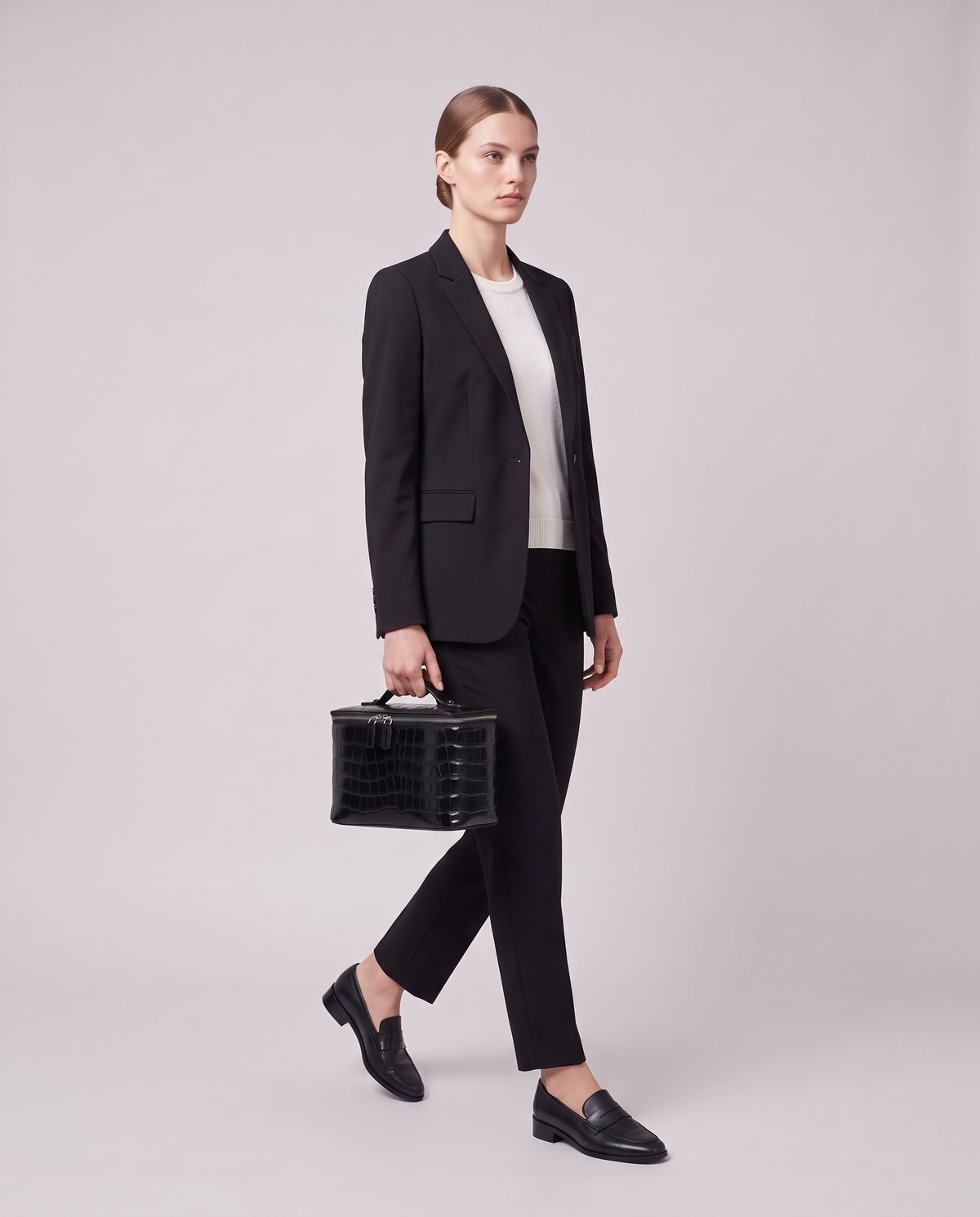 Model holding the Bellagio vanity case in Black – full-length view