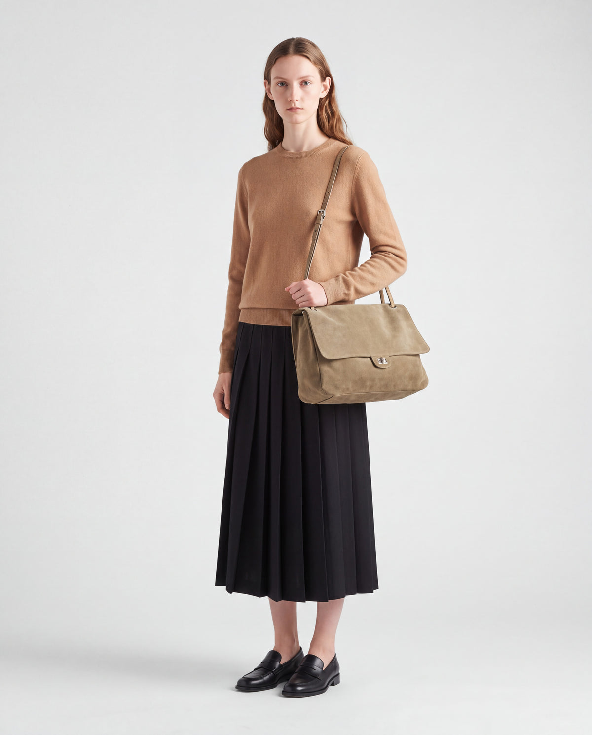 Brio Large bag in Khaki – worn by model, full length
