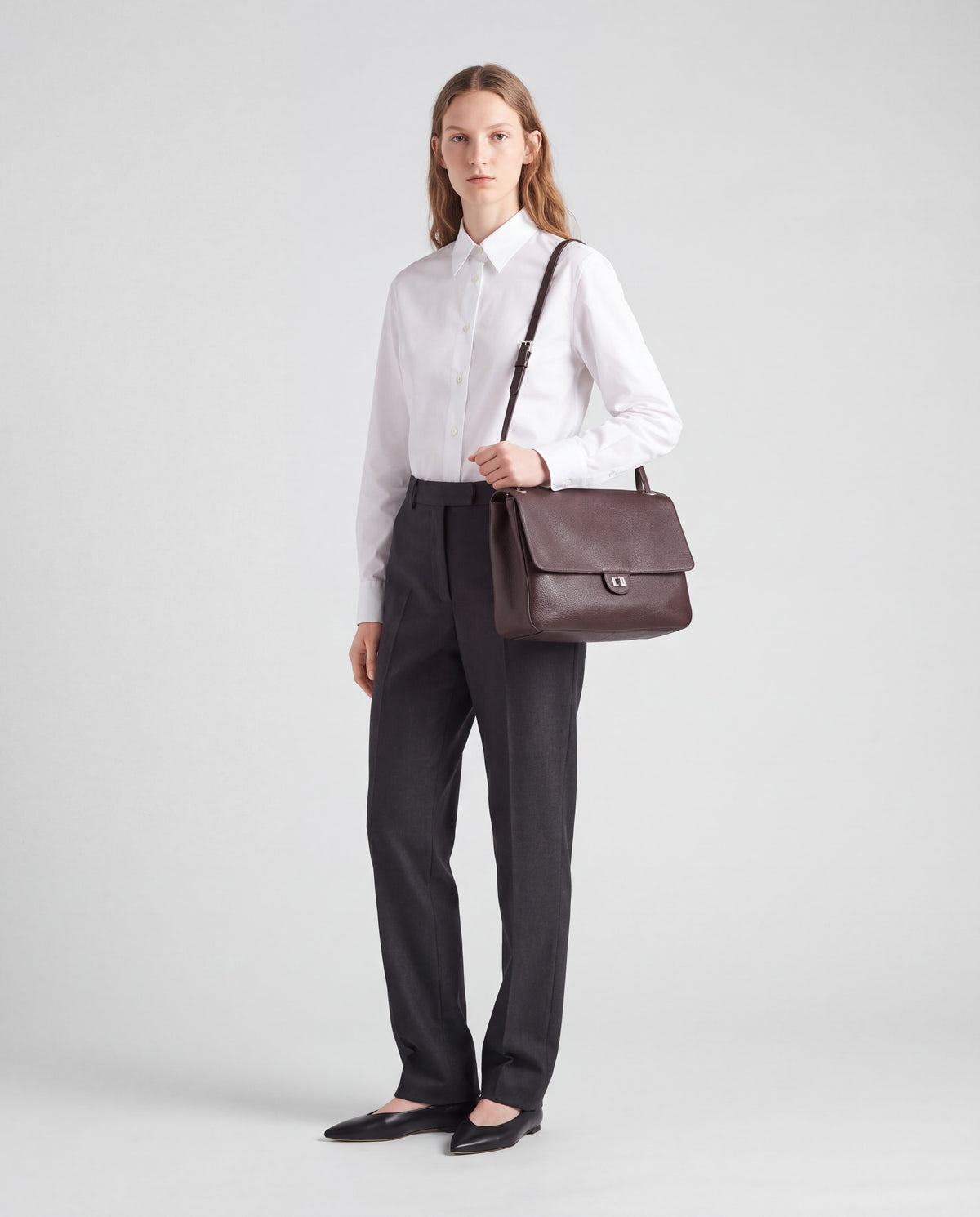 Brio Large bag in Mocha – worn by model, full length