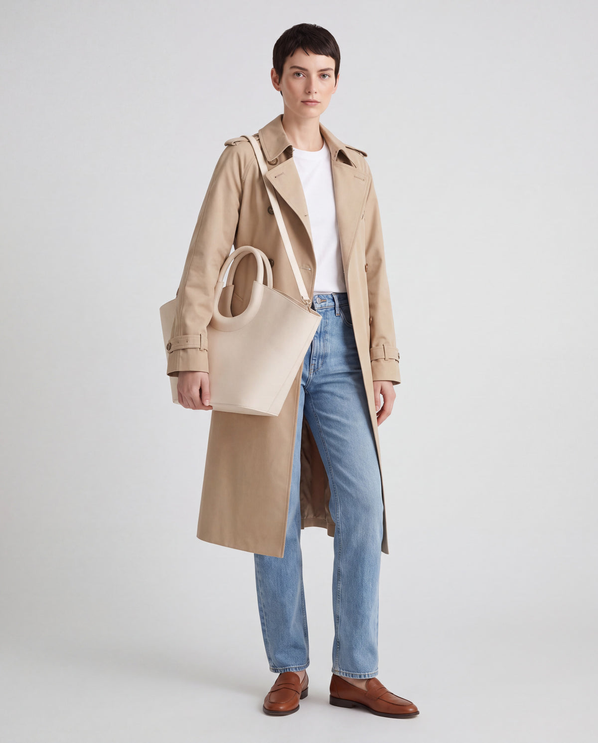 Circulo bag in Beige – worn by model, full length